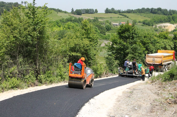 ДО РАЈЦА ПРЕЧИЦОМ: Асфалтирају се путеви око Горњег Милановца 